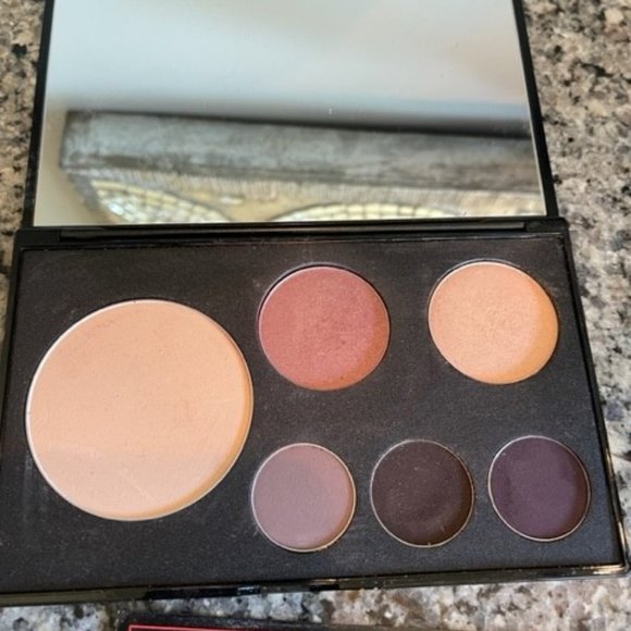 Lover Other - Eyeshadow and blush pallet